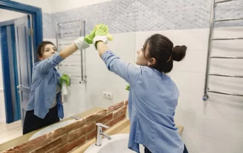 femme-salle-de-bain-nettoyage